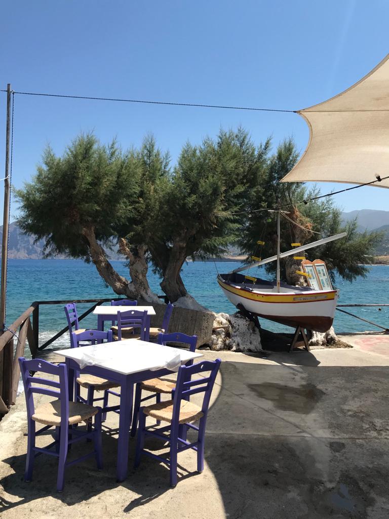 Terrasse eines Restaurant am Meer auf Kreta