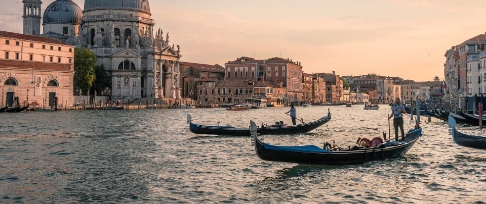 Boote in den Kanälen um Venedig