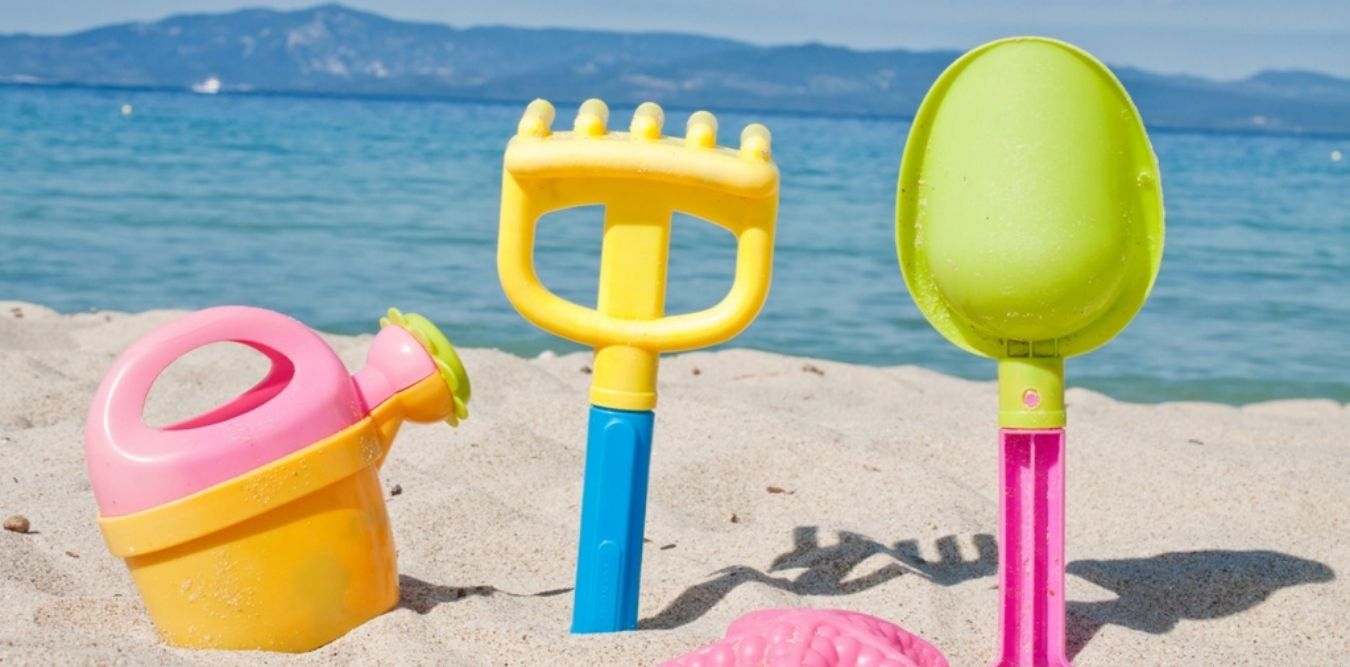 Kinder Strandspielzeuge im Sand