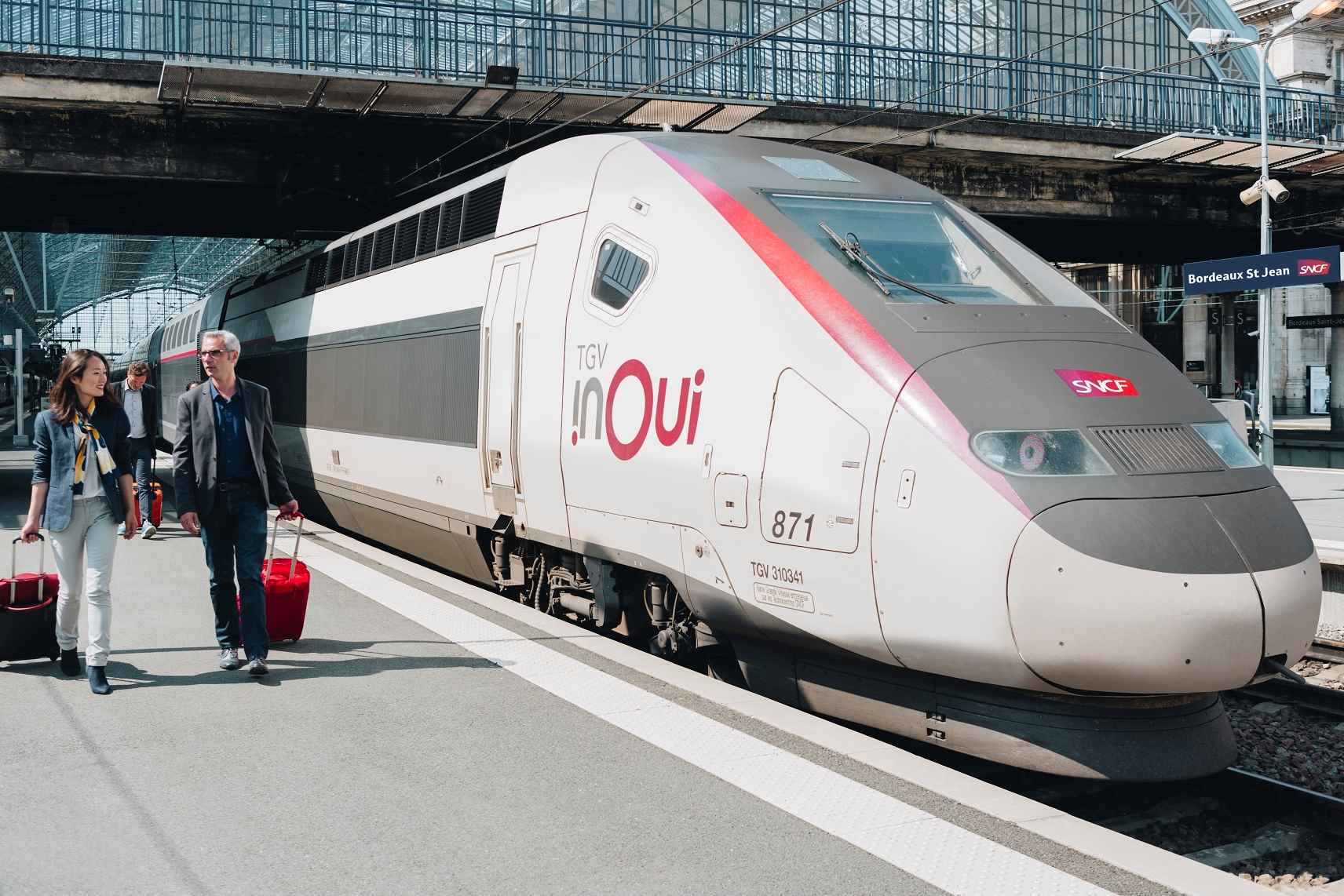 TGV Inoui von SNCF im Bahnhof