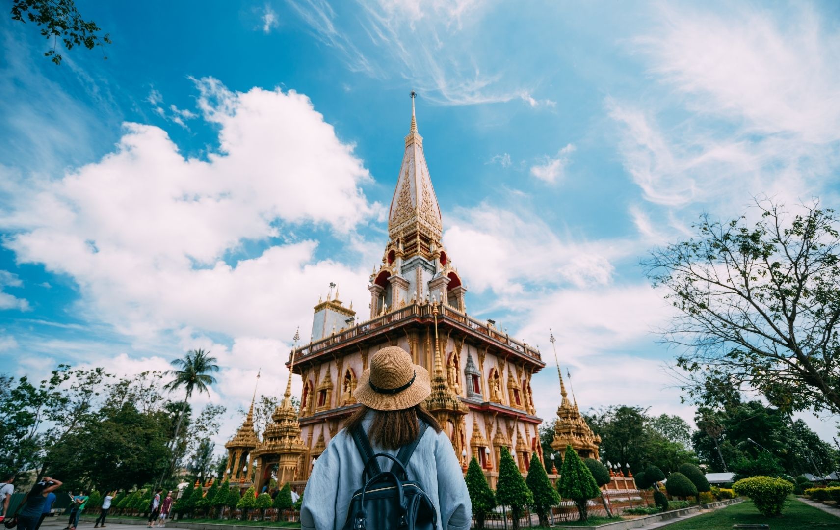 Frau vor Tempel in Thailand