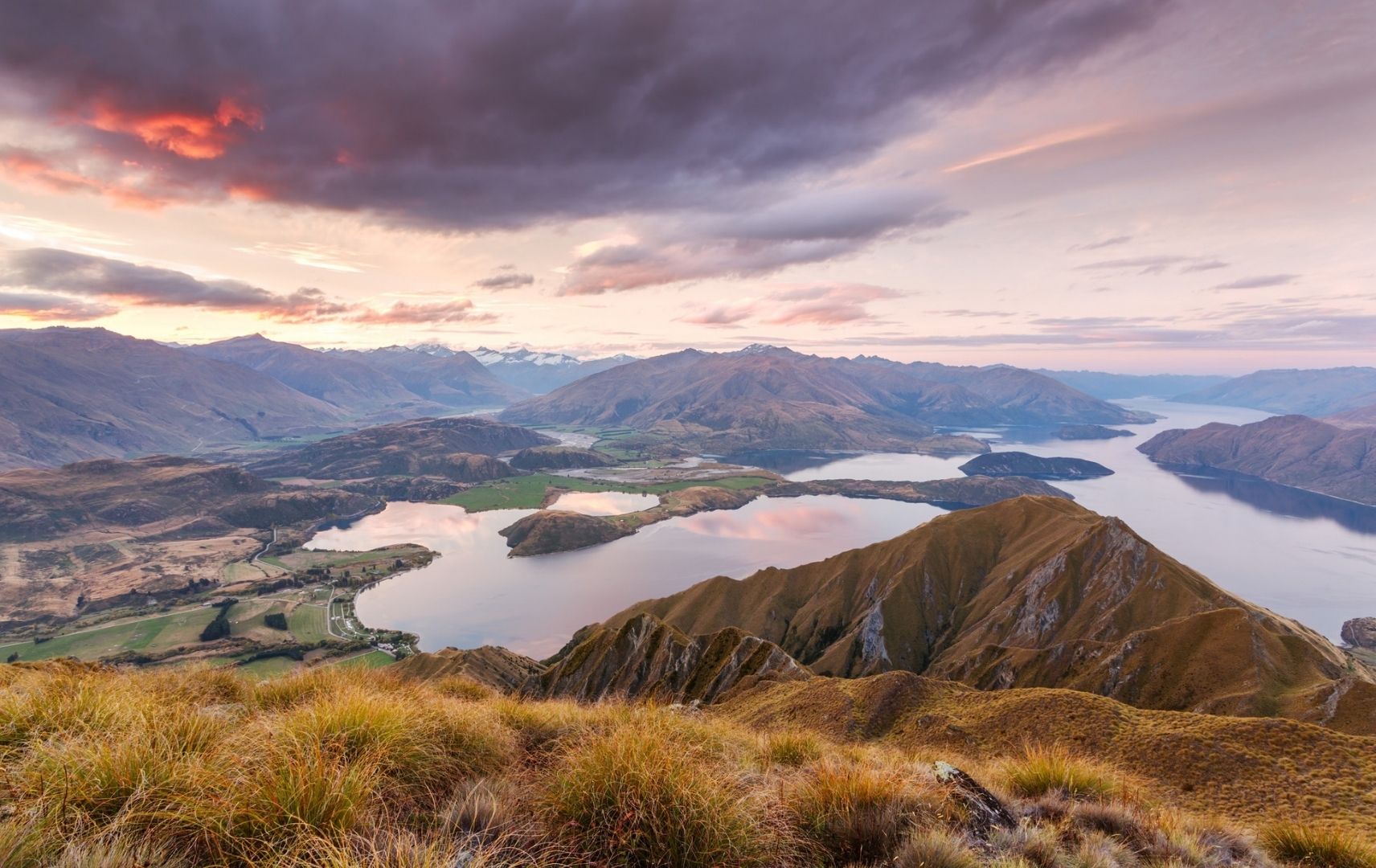 Berge und Seen bei Dämmerung in Neuseeland