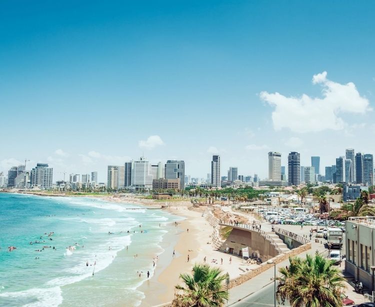 Tel Aviv Stadtstrand mit Skyline