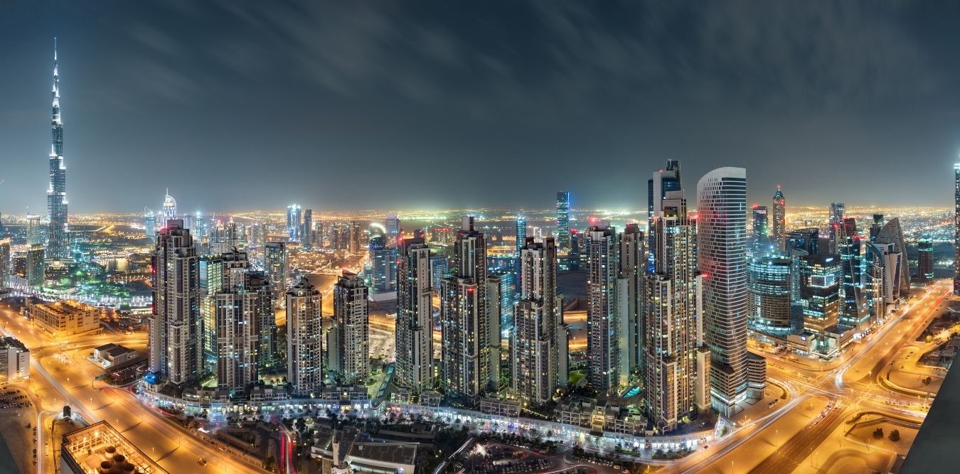 Dubai Skyline bei Nacht