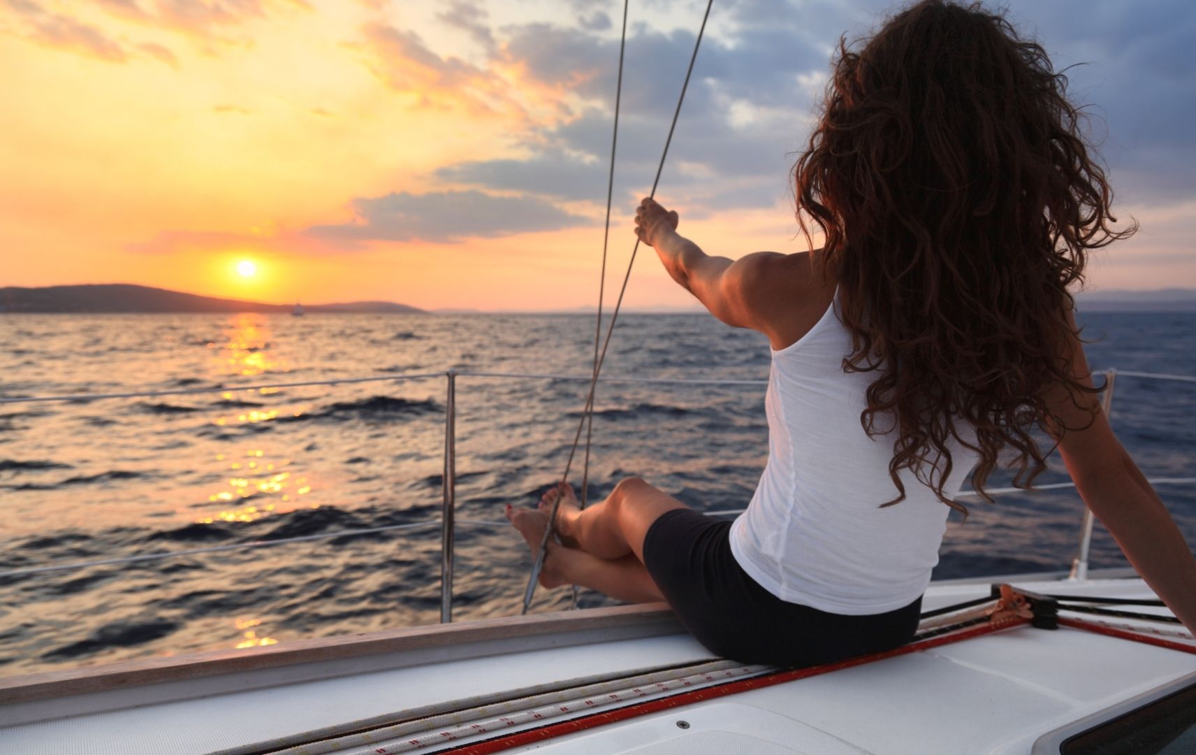 Sonnenuntergang - Frau auf Segelboot