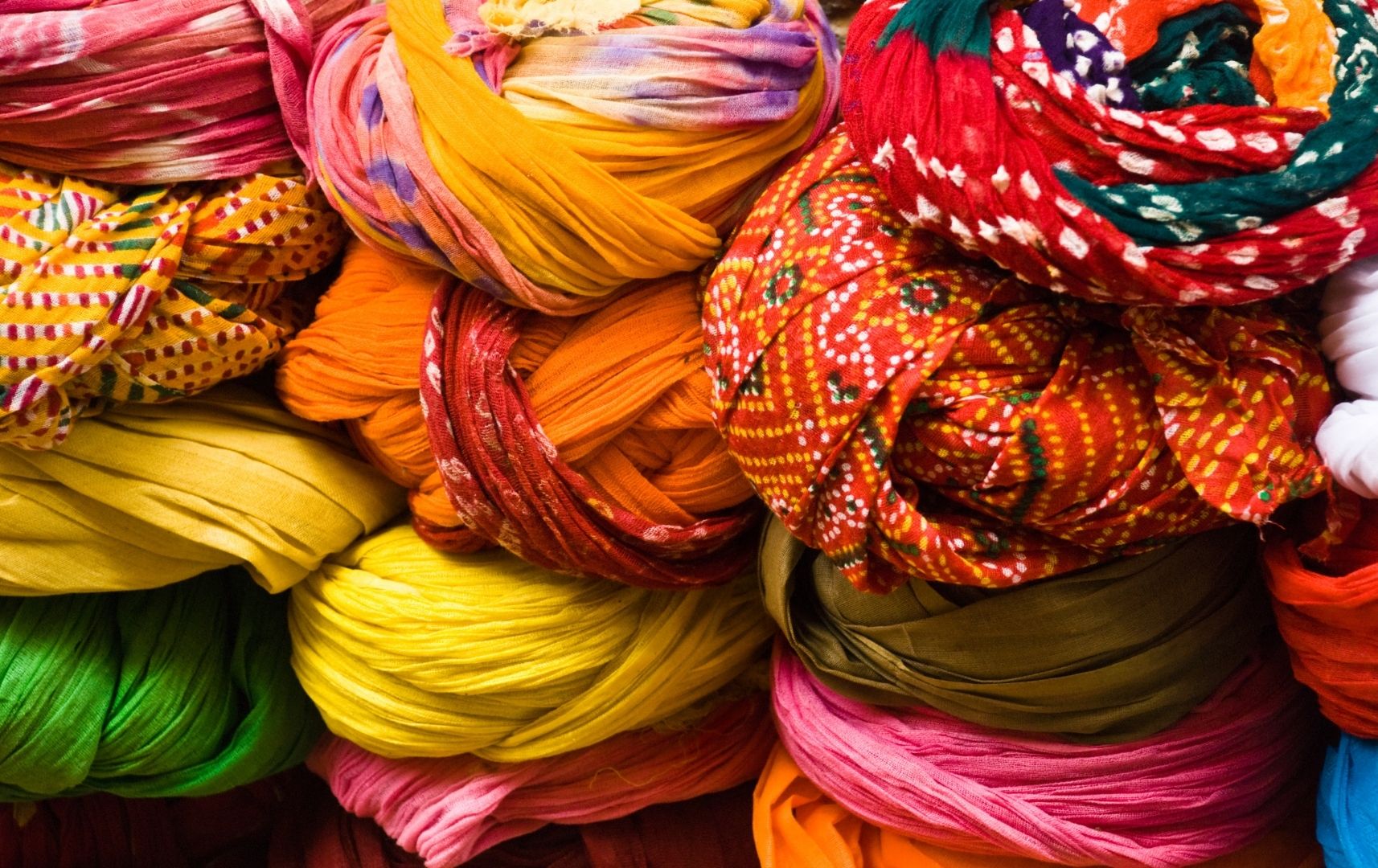 Bunte Schals in Rajasthan in Indien