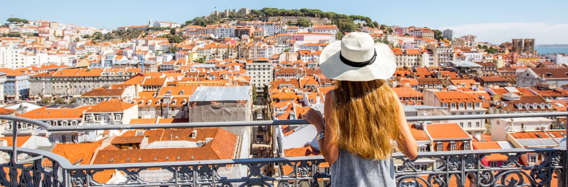 Lissabon Frau schaut auf Stadt von oben