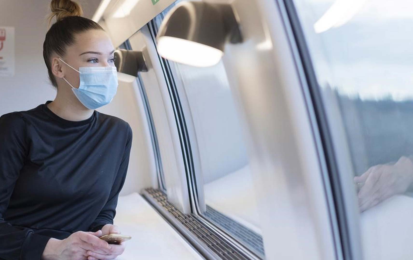 SNCF Frau mit Maske am Fenster im Zug