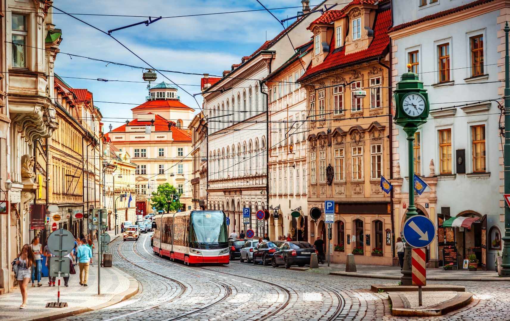 Straßen von Prag mit Straßenbahn