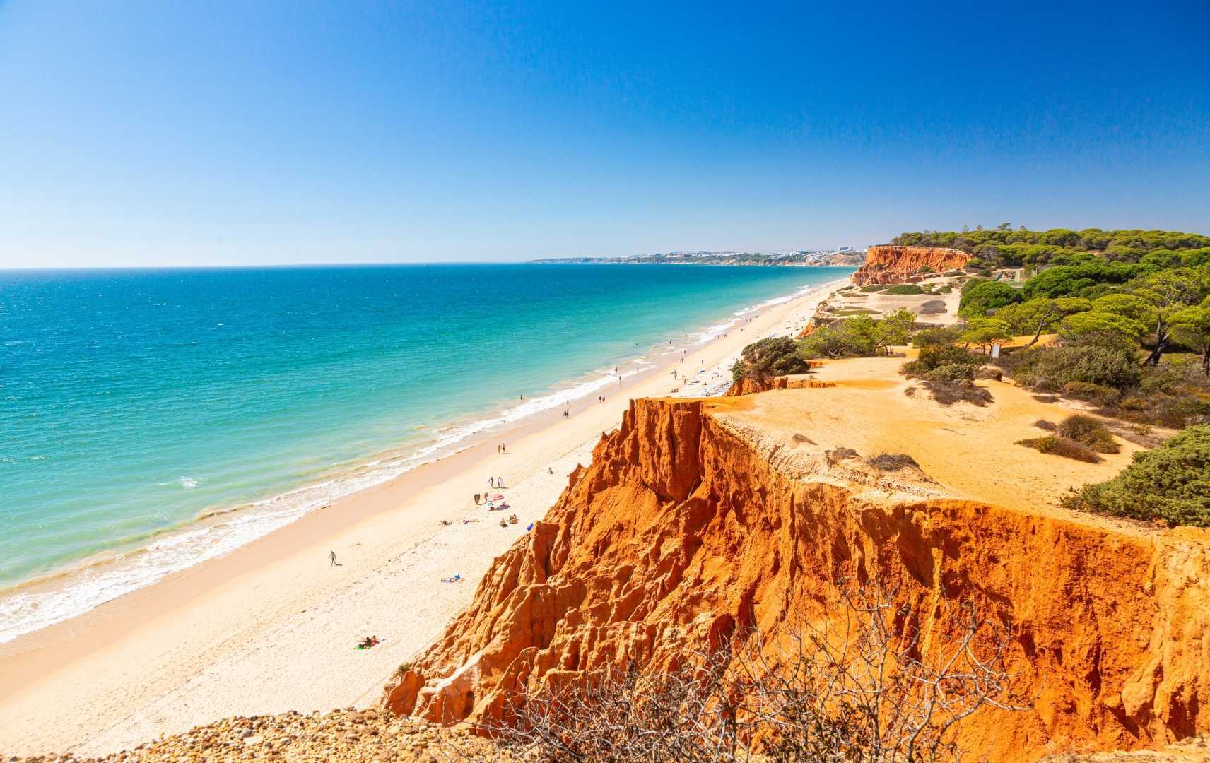 Strand und Klippen an der Algarve, Portugal