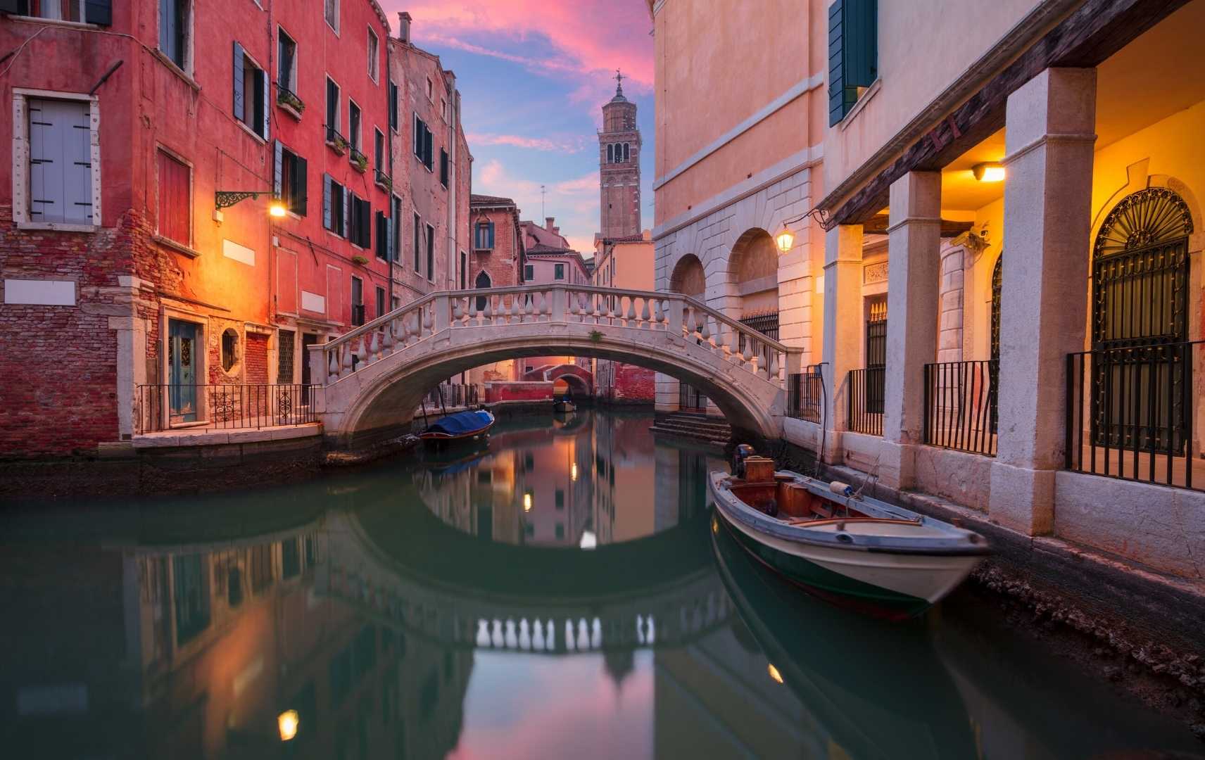 Kanal und Abendstimmung in Venedig