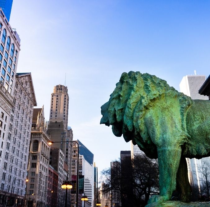 Chicago Gebäude im Stadtzentrum mit Löwenstatue im Vordergrund