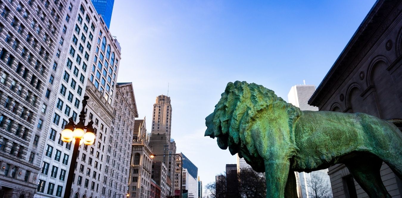 Chicago Gebäude im Stadtzentrum mit Löwenstatue im Vordergrund