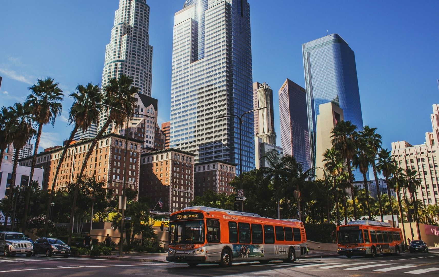 Los Angeles Downtown rote Linienbusse vor Hochhäusern