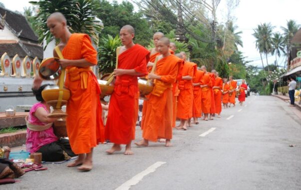 Mönche auf den Straßen von Laos