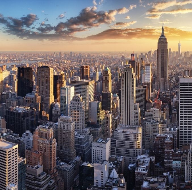 Blick auf New York Skyline mit Empire State Building bei Sonnenuntergang