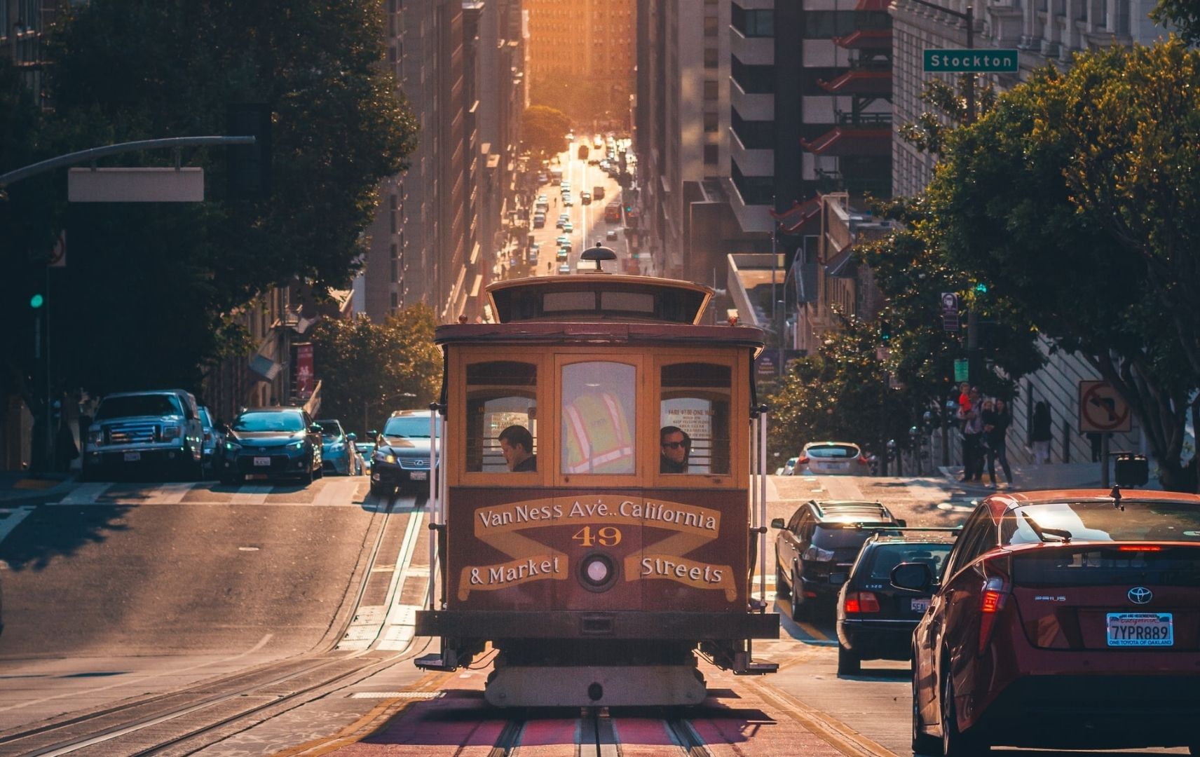 San Francisco grey cable car between buildings