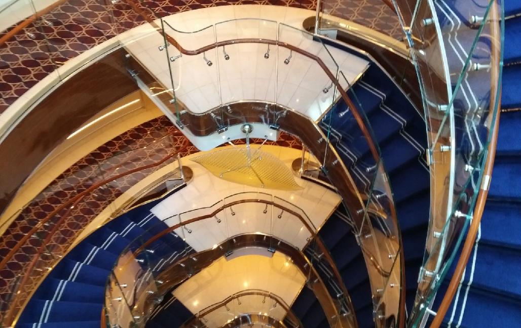 Treppenaufgang auf der Seabourn Ovation