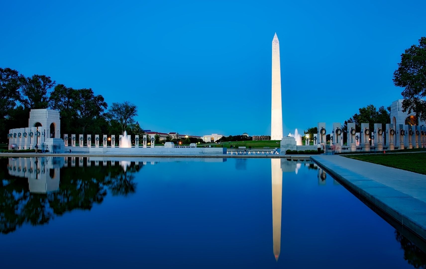 Washington Monument Obelisk beleuchtet am Abend