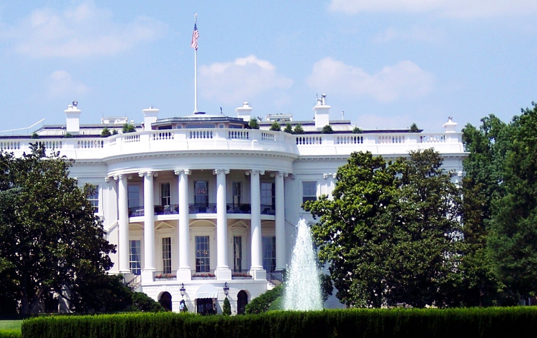 Blick auf Washington Weißes Haus mit Flagge