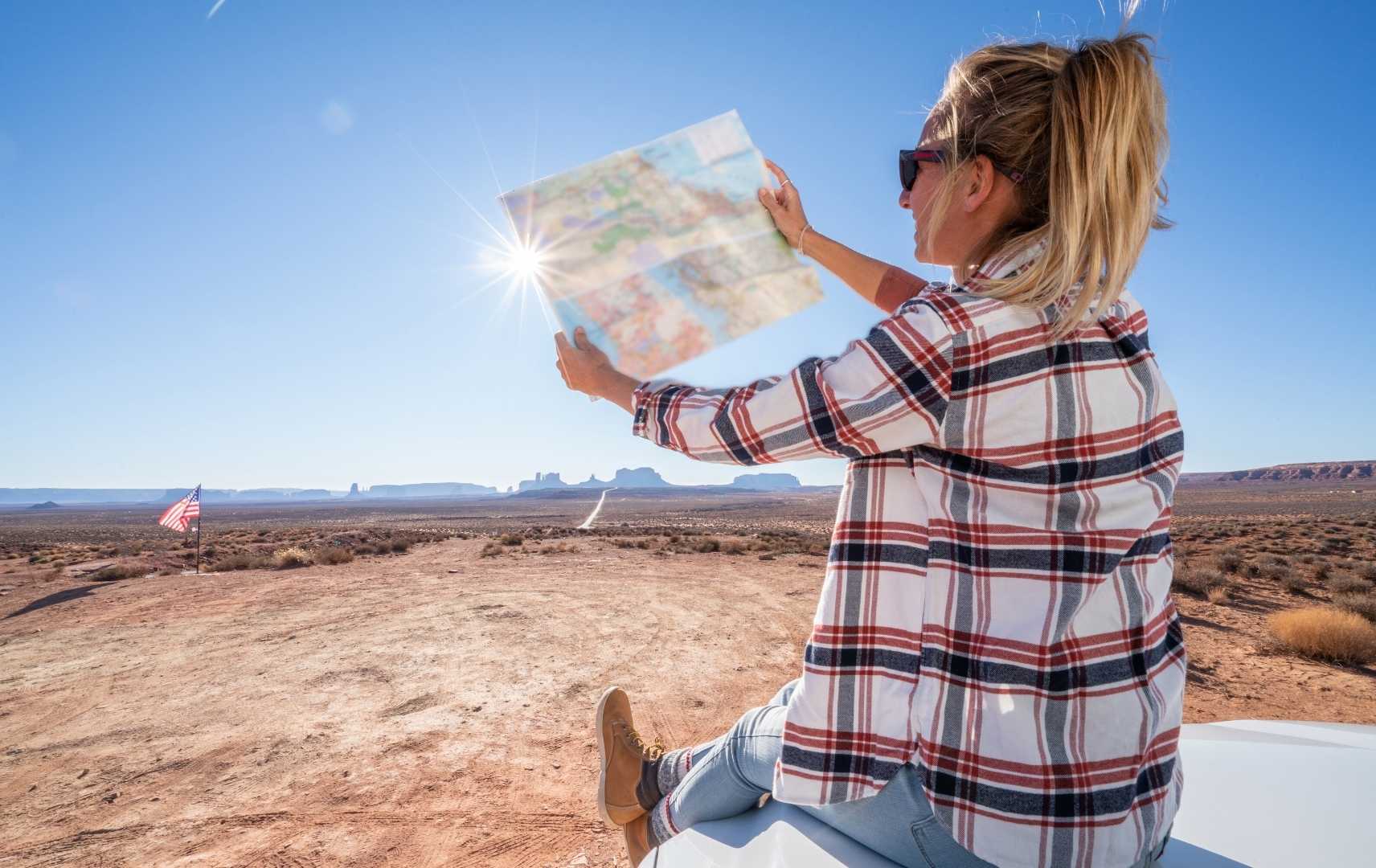 Frau liest Straßenkarte in den USA