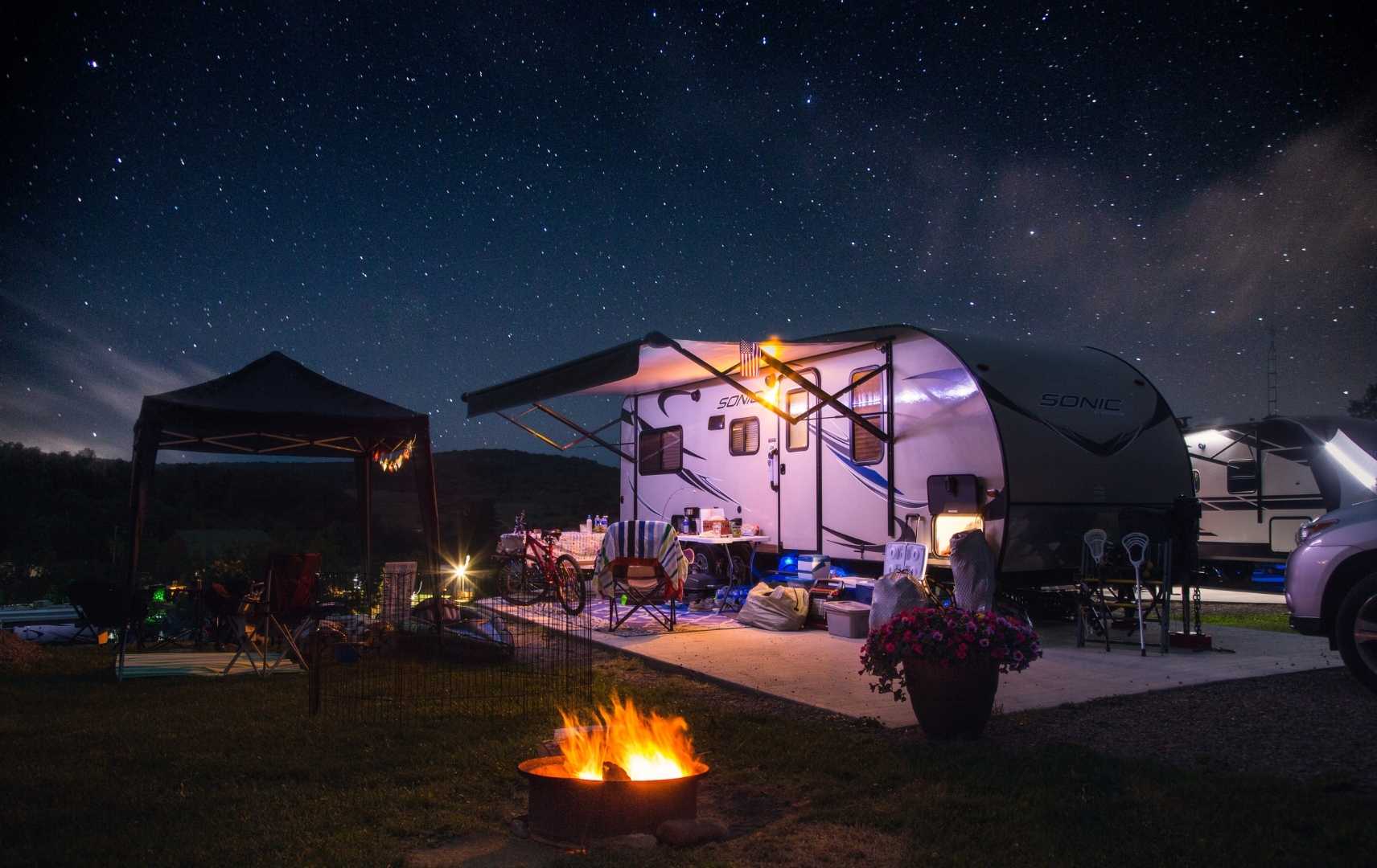 Wohnwagen am Campingplatz bei Nacht