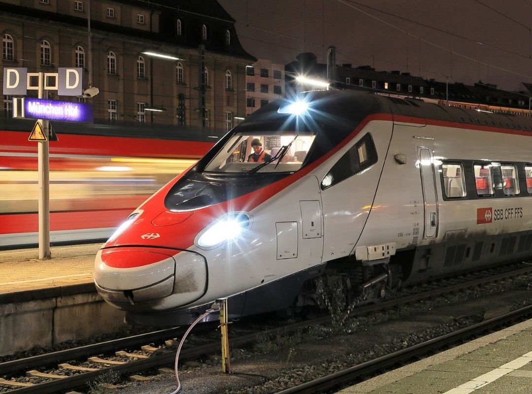 Schweizer Hochgeschwindigkeitszug „Astoro“ (ECE) am Hauptbahnhof München