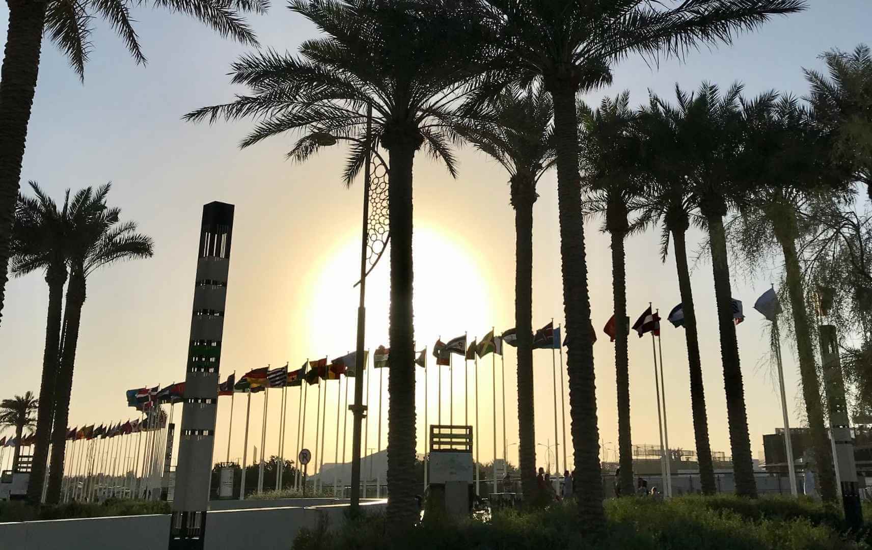 Flaggen der Teilnehmernationen im Sonnenuntergang