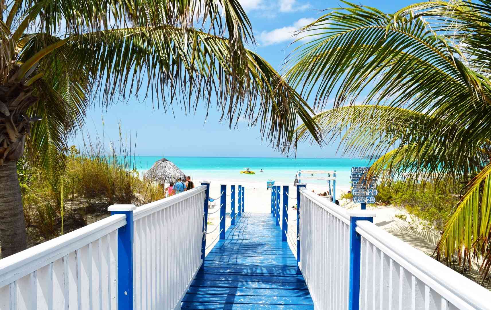 Steg an den Strand in der Karibik