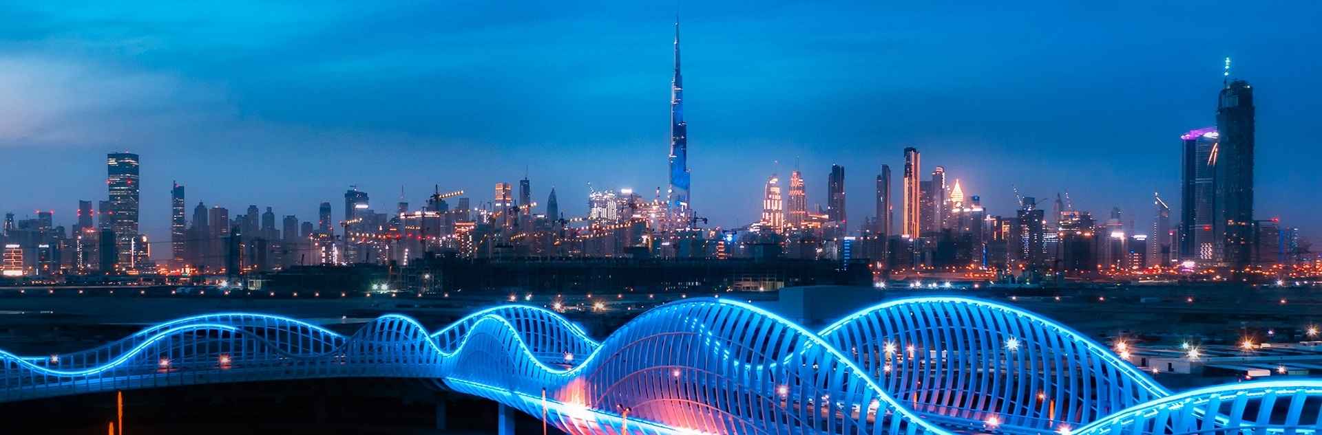 Dubai Skyline in der Dämmerung