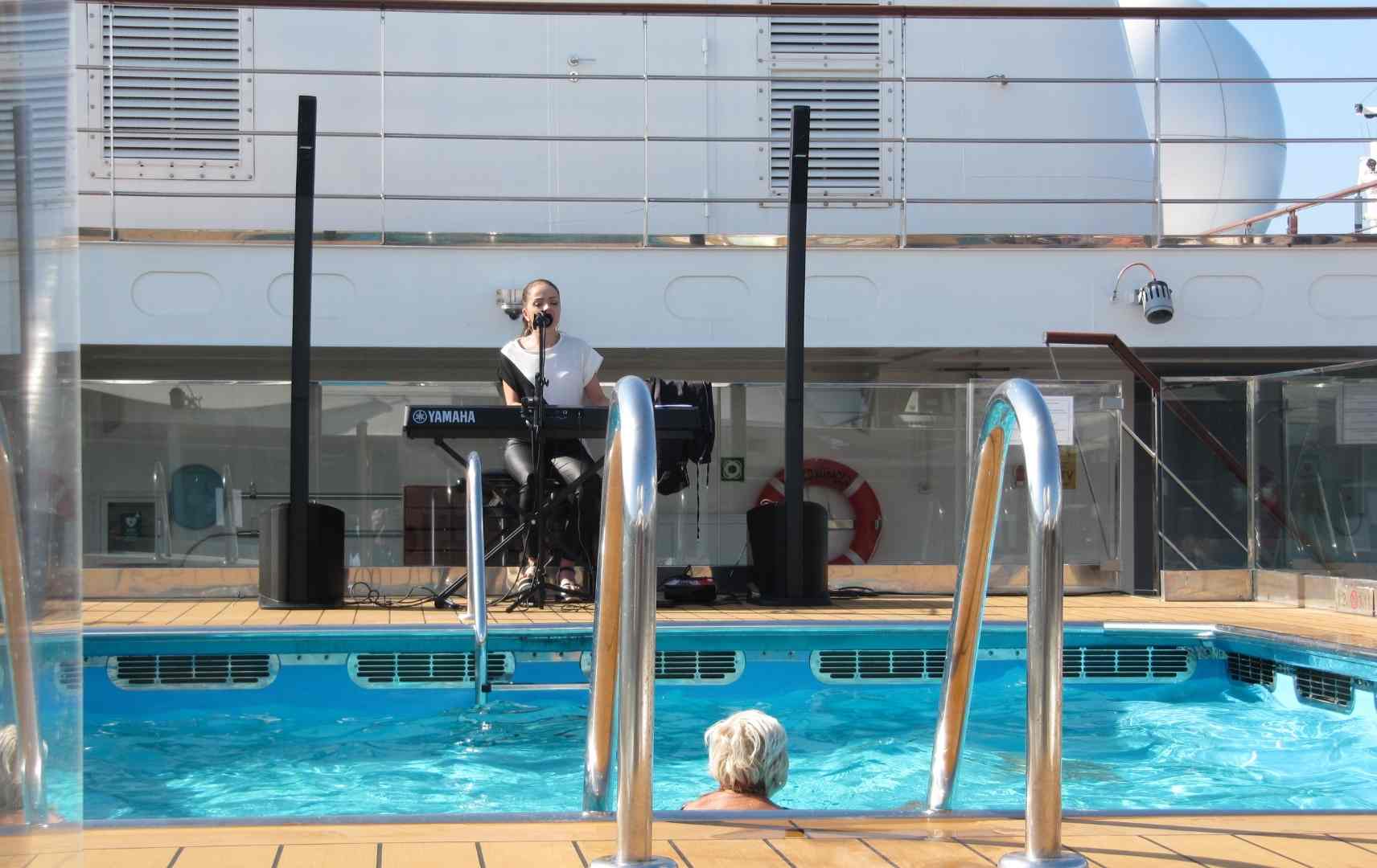 Musik hören beim Schwimmen auf dem Pooldeck
