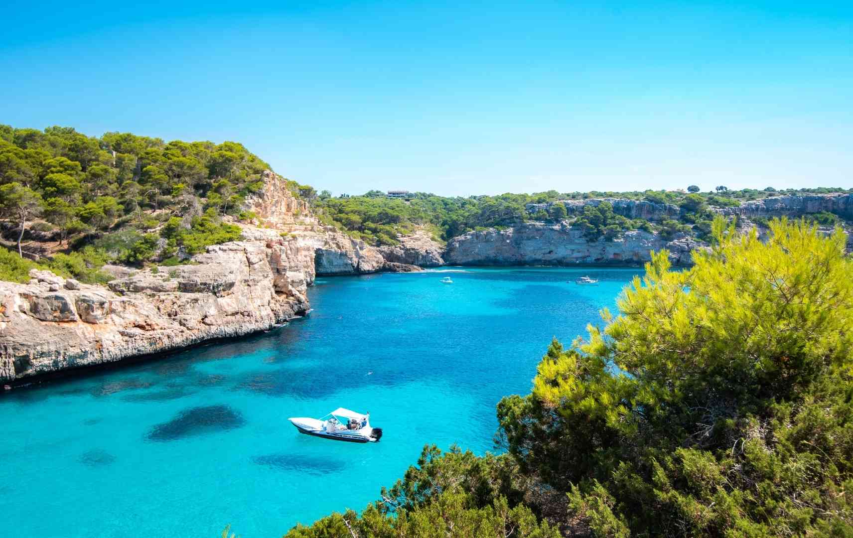 Mallorca Bucht Cala des Moro mit hellblauem Wasser und Boot