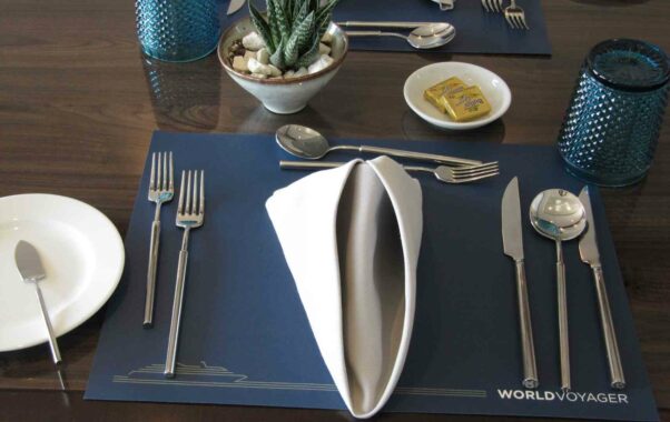 Tischset im Restaurant auf World Voyager