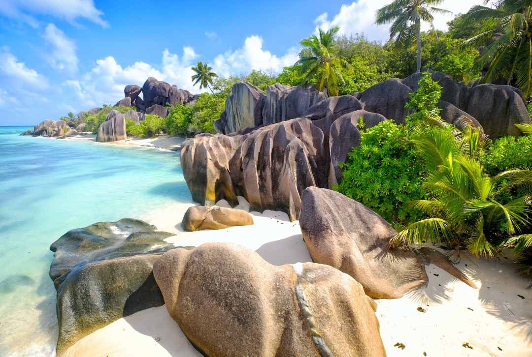 Strand mit Felsen auf La Digue auf den Seychellen