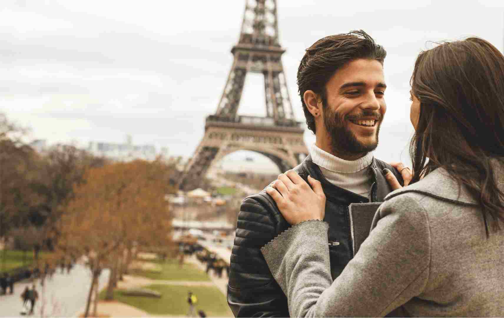 Paar vor Eifelturm in Paris