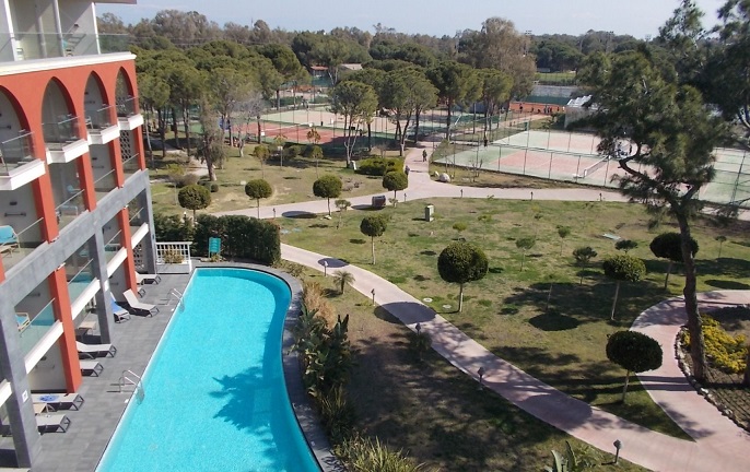 Ausblick aus dem Zimmer auf privaten Pool und Tennisplätze