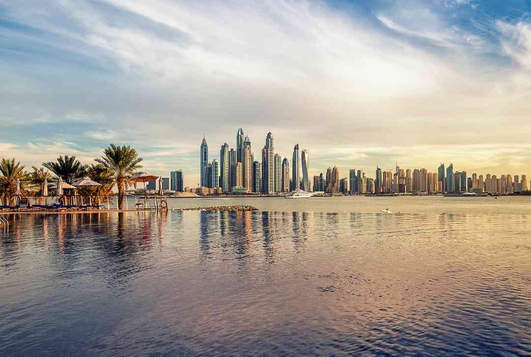 Dubai Skyline mit Palmen