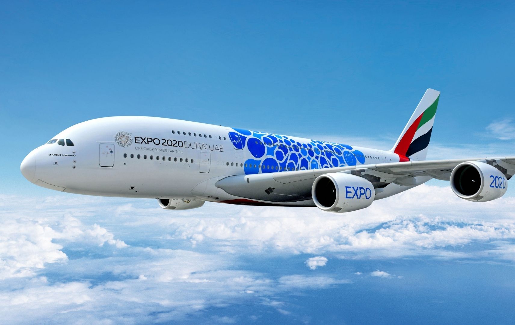 Emirates A380 mit EXPO 2020 DUBAI Schriftzug über den Wolken