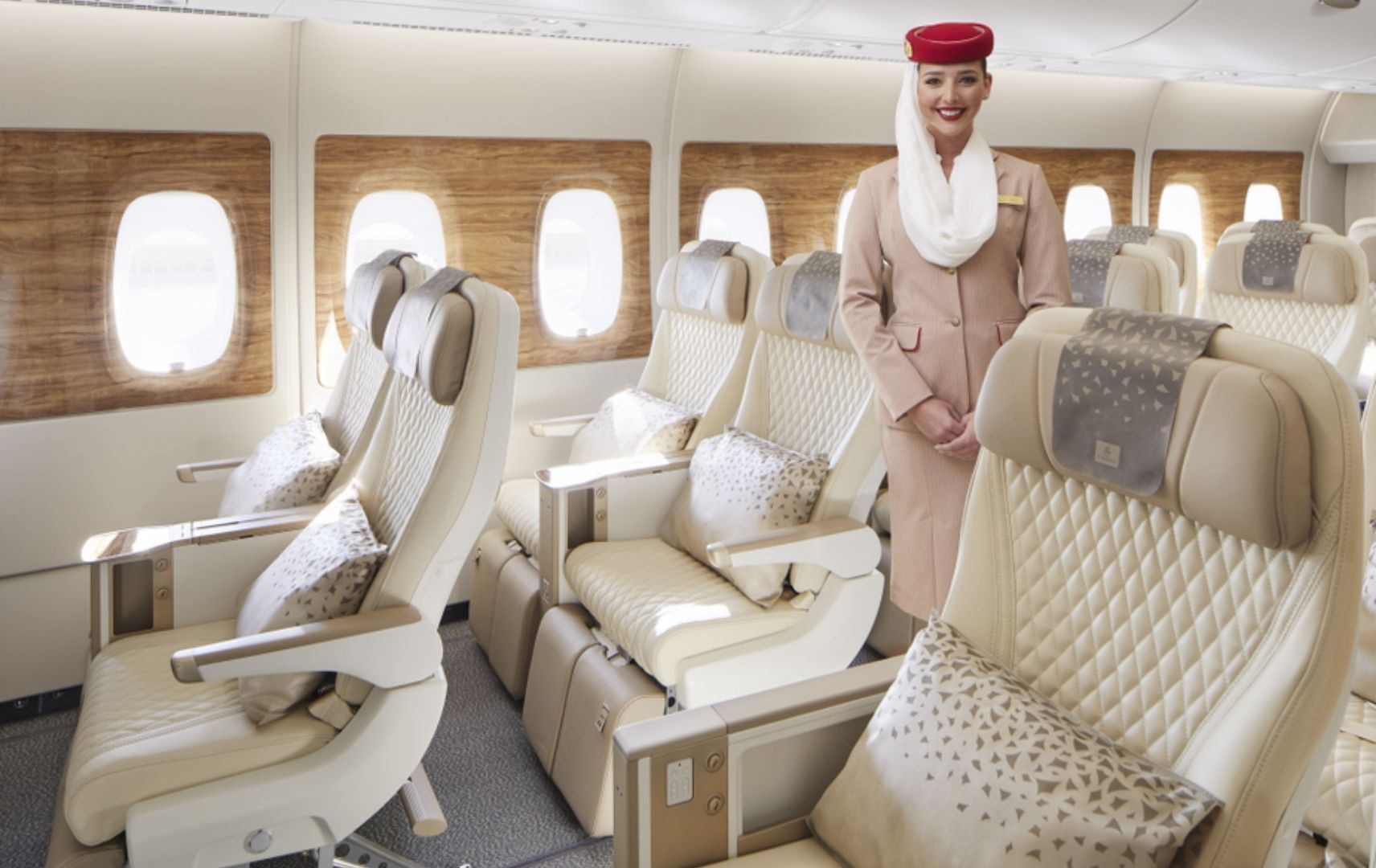 Emirates Stewardess in der neuen Premium Economy Class