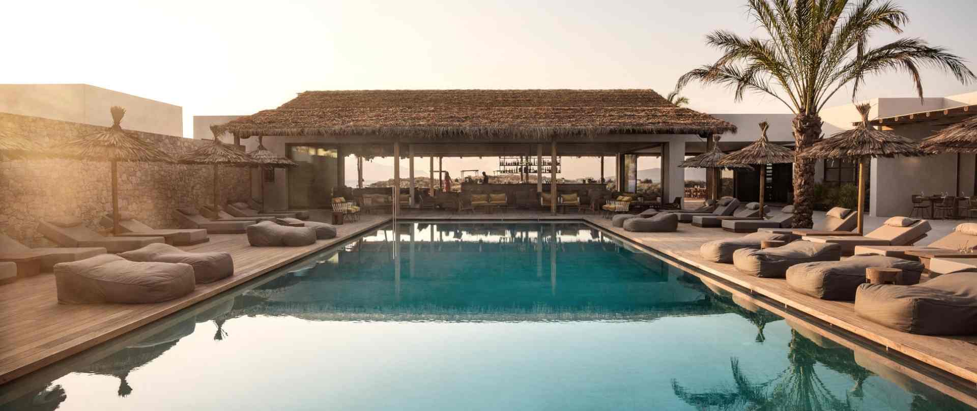 OKU Kos Beach Resort: Pool mit Chillout Area