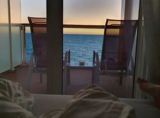 Balkonkabine: Sonnenaufgang vom Bett
