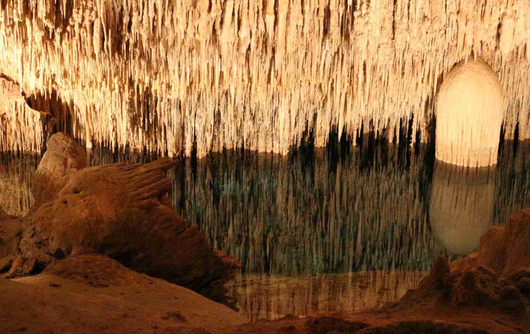 Drachenhöhle mit Tropfsteinen Cuevas del Drac-Mallorca-Ostküste