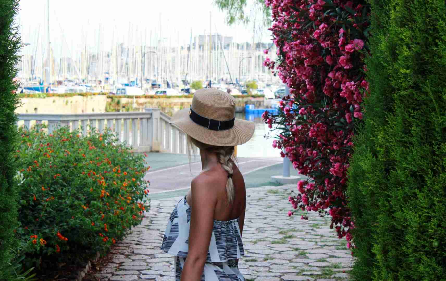 Frau blickt auf den Hafen mit Yachten in Palma de Mallorca