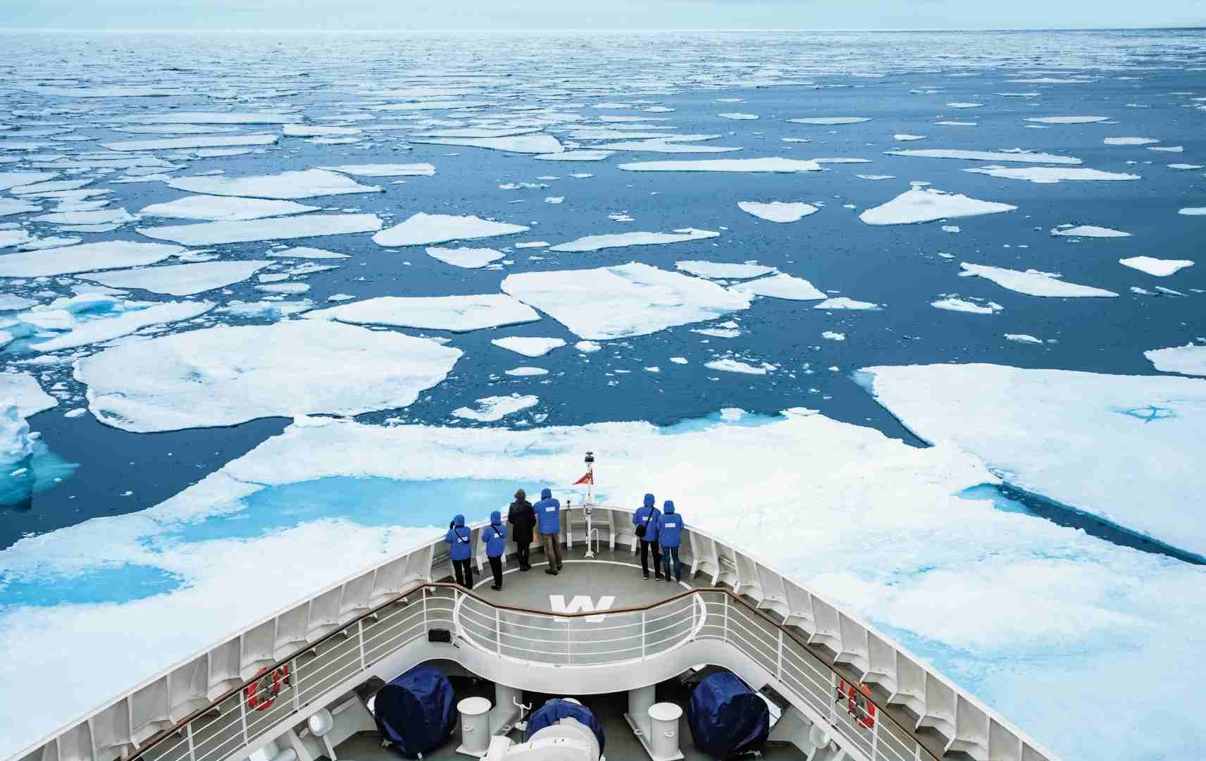 HANSEATIC spirit mit Eisschollen der Antarktis