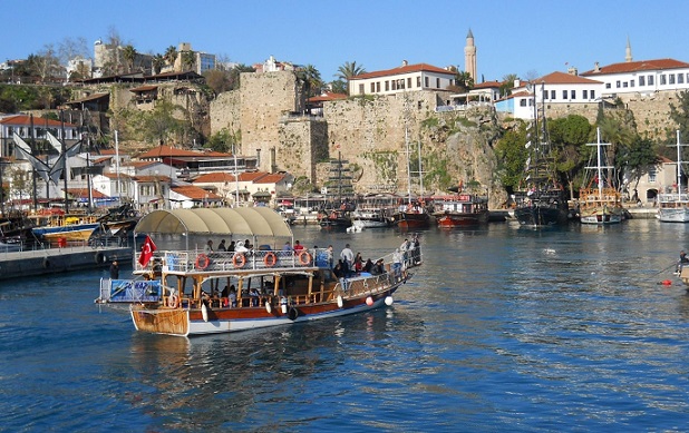 Traditionelles Boot im Hafen von Antalya