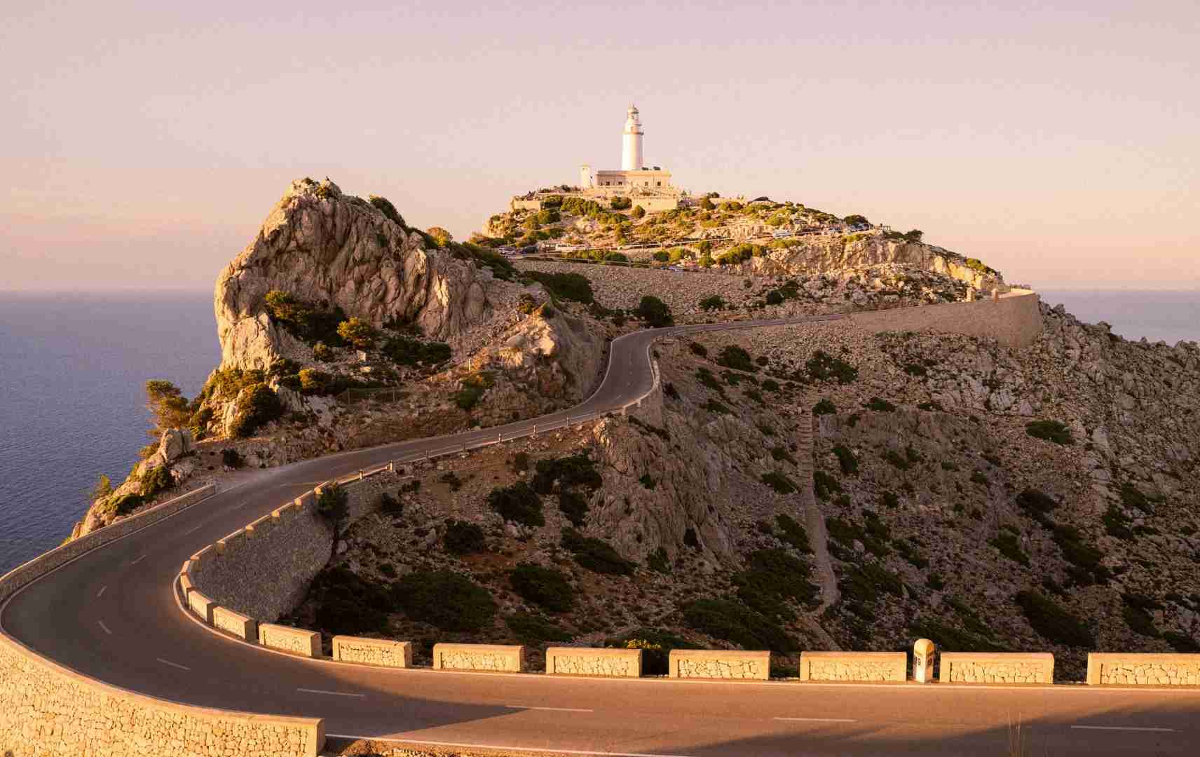 Mallorcas Westen: Leuchtturm am Cap de Formentor im Sonnenuntergang