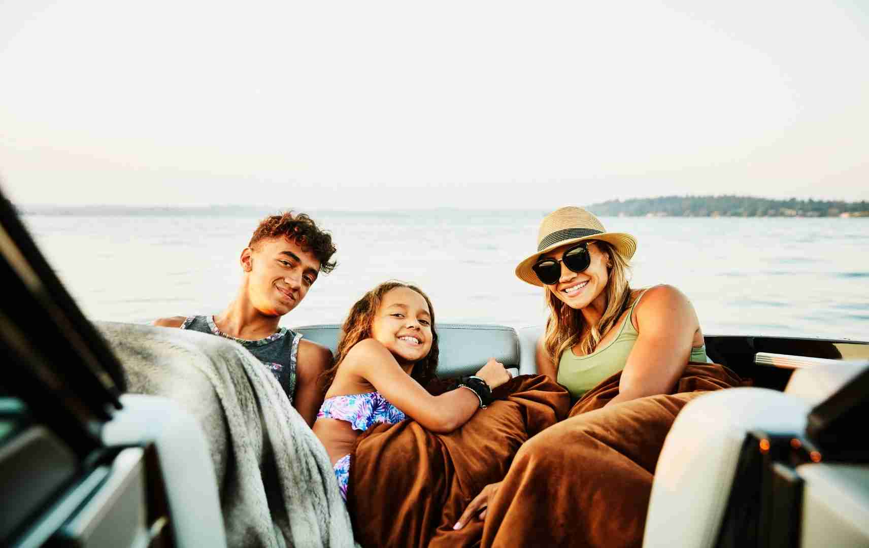 Mutter mit Tochter und Sohn auf einem Boot