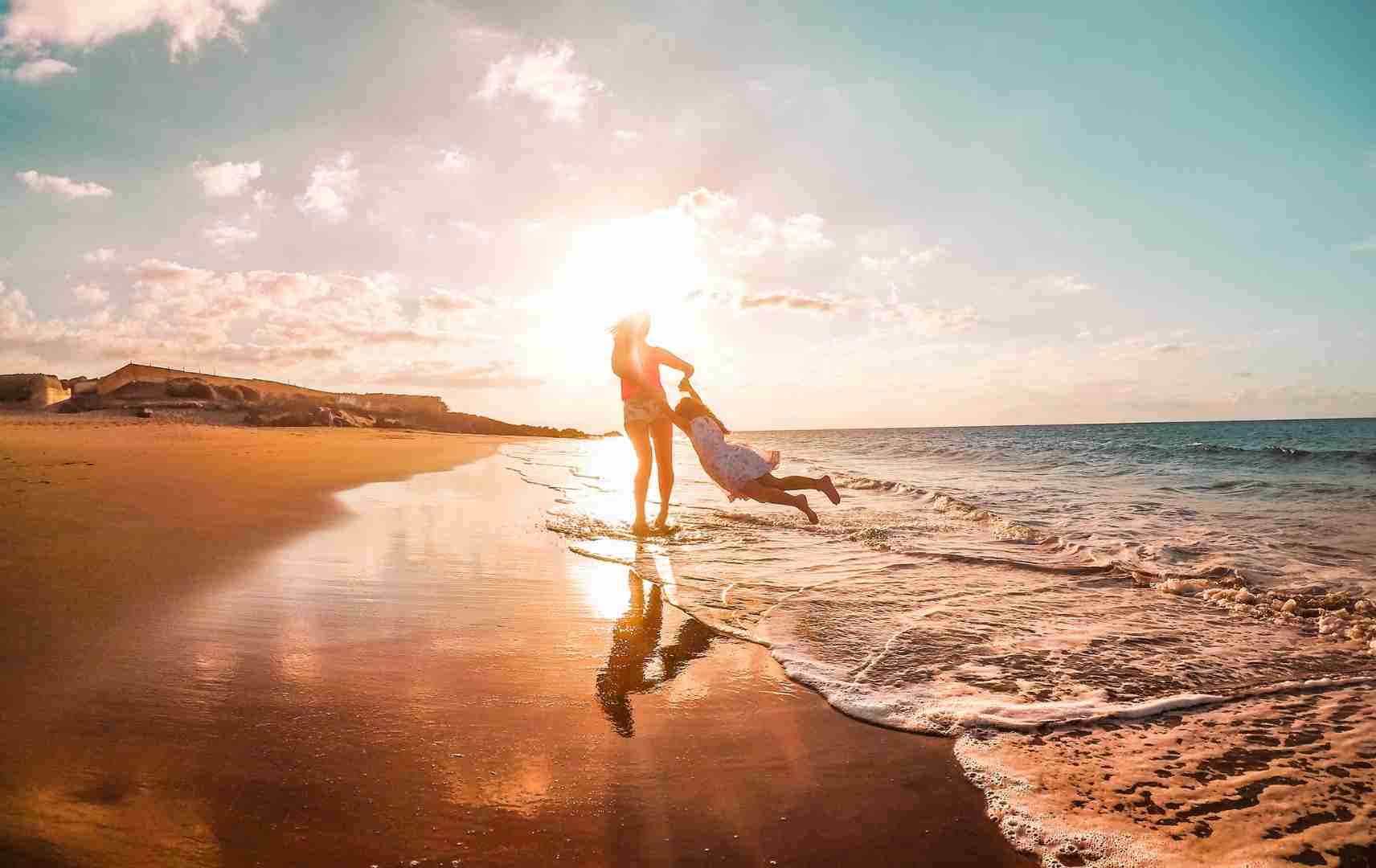 Mutter und Kind am Strand auf den Kanaren im Familienurlaub