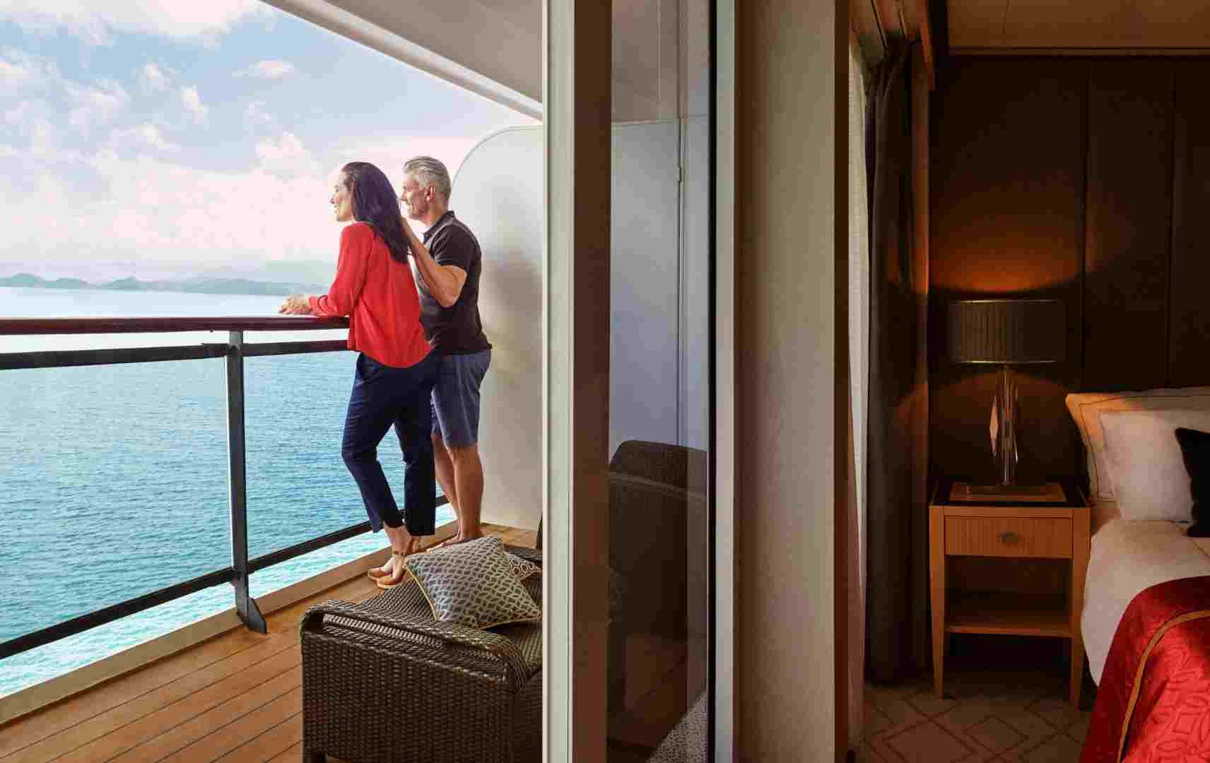 Paar genießt Aussicht auf Balkon auf Queen Mary 2