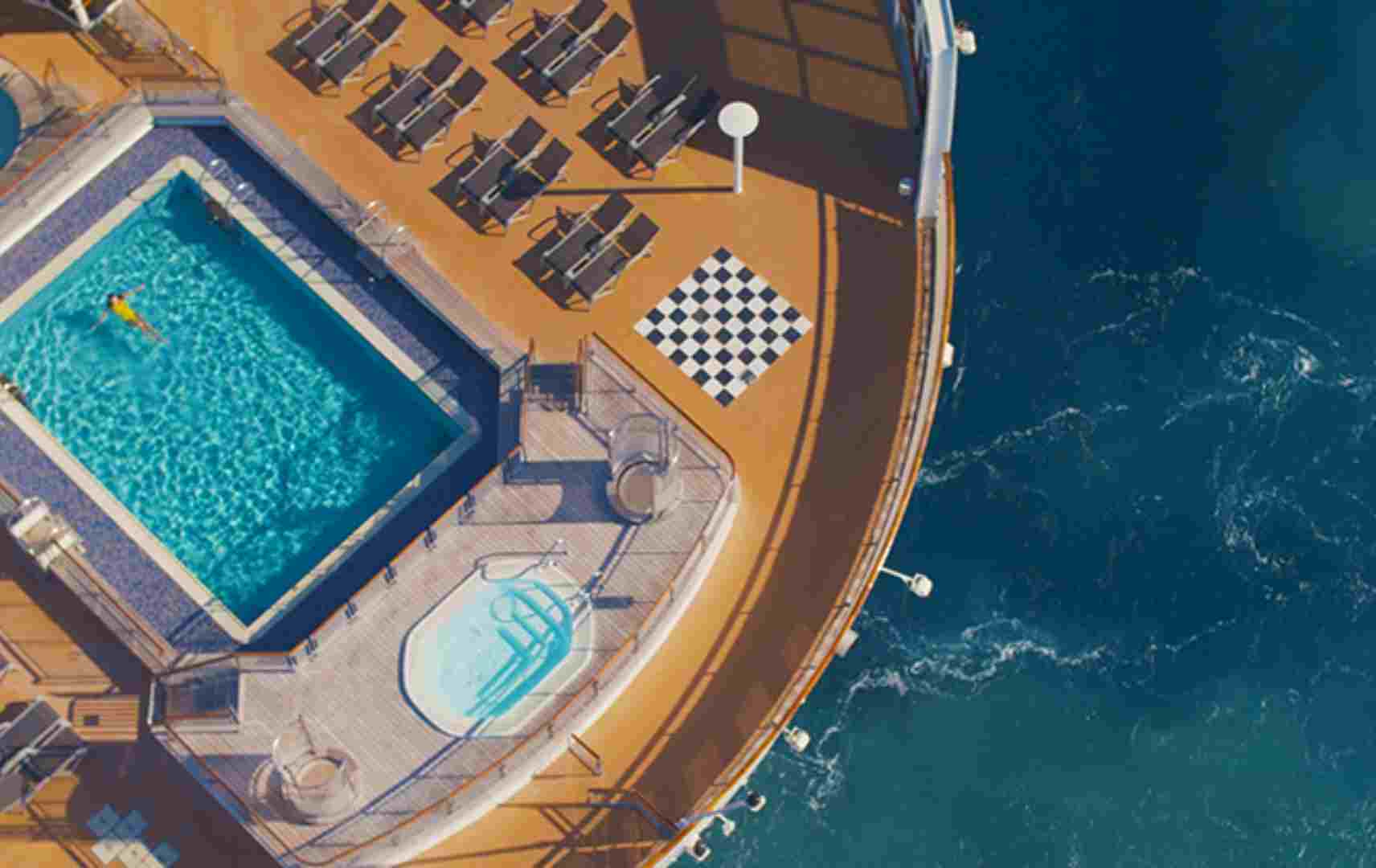 Pool und Liegen an Deck auf Queen Mary 2